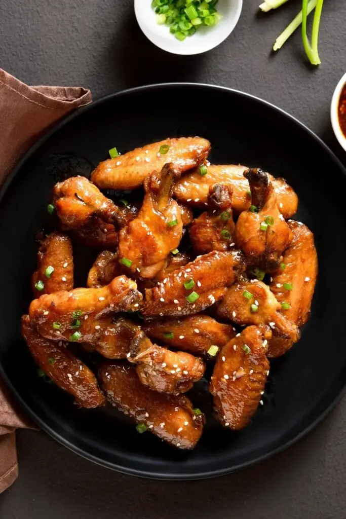 Recetas fáciles con Jack Daniel's con alitas de pollo glaseadas en un plato negro