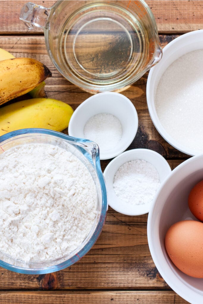 Ingredientes del pan de plátano de Martha Stewart: mantequilla, azúcar, huevos, harina, bicarbonato de sodio, sal, plátanos maduros, crema agria, vainilla, nueces y chispas de chocolate