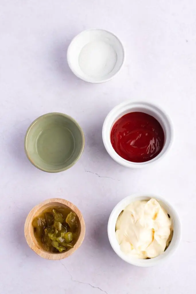 Ingredientes de la salsa In-N-Out: mayonesa, salsa de tomate, vinagre blanco, azúcar granulada y condimento de pepinillos dulces