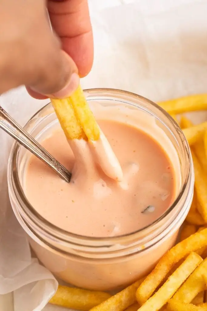 Salsa Cremosa In N Out Servida Con Papas Fritas