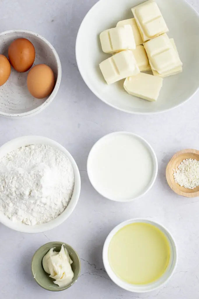 Ingredientes de Starbucks Cake Pops: mezcla de pastel blanco, corteza de almendra, aceite, colorante alimentario rojo, espinacas