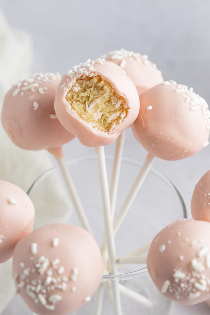 Starbucks Cake Pops recubiertos de rosa de pie en un vaso