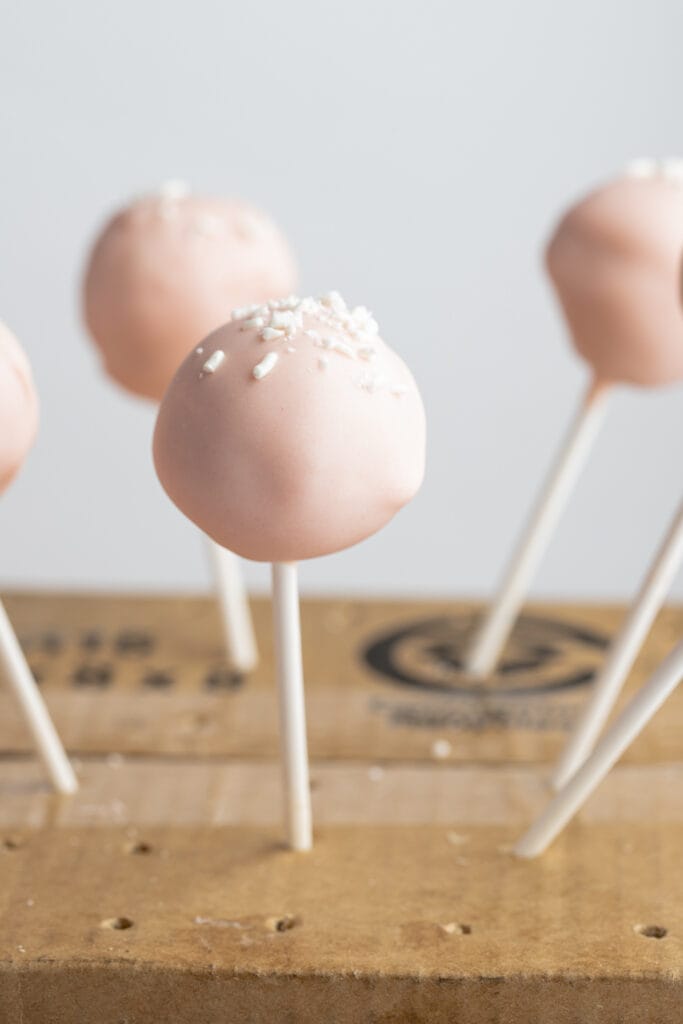 Pink Starbucks Cake Pops con chispas de chocolate blanco