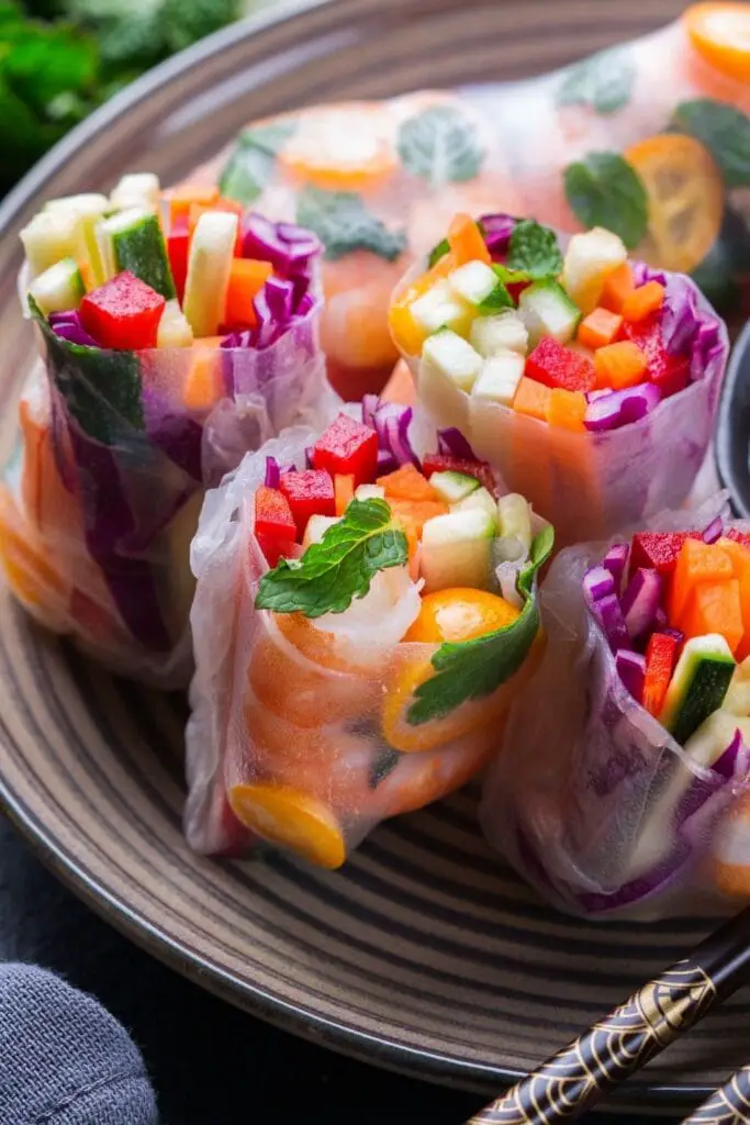 Rollitos de Primavera Caseros con Camarones, Zanahorias, Apio y Col