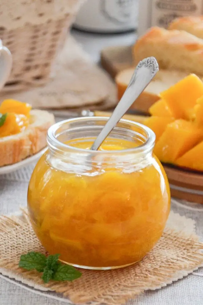 Chutney de mango en tarro de cristal