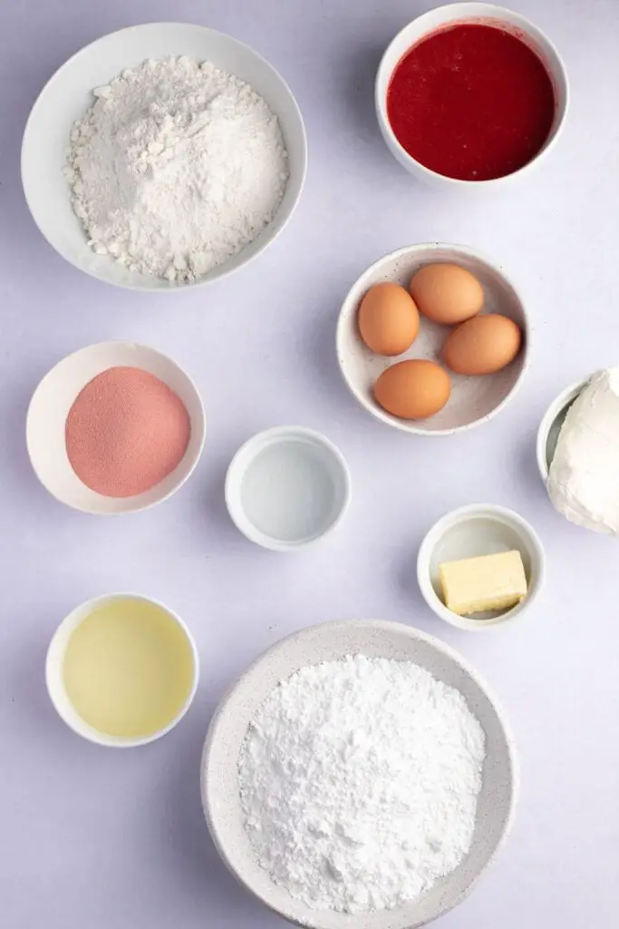 Paula Deen Strawberry Cake Bestanddele: wit koekmengsel, aarbei-gegeurde gelatien, bevrore aarbeie in stroop, eiers, groente-olie, poeiersuiker en vars aarbeie