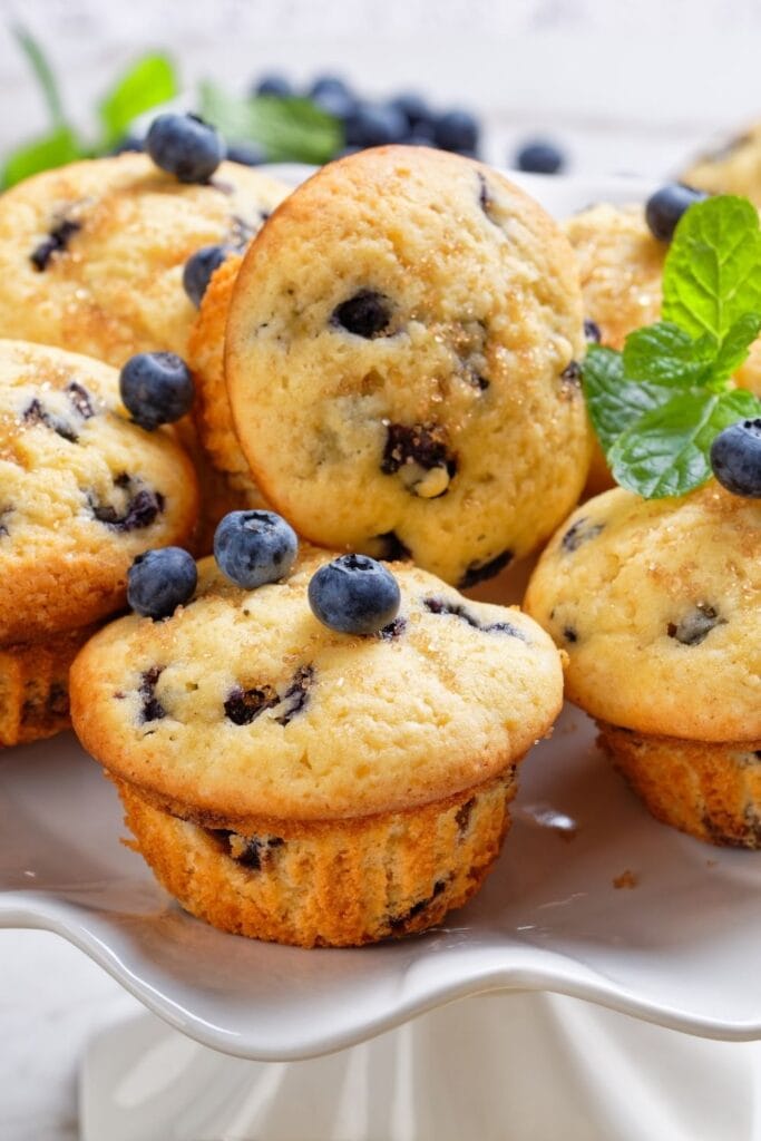 Veganistische muffins met zachte en pluizige bosbessenmuffins