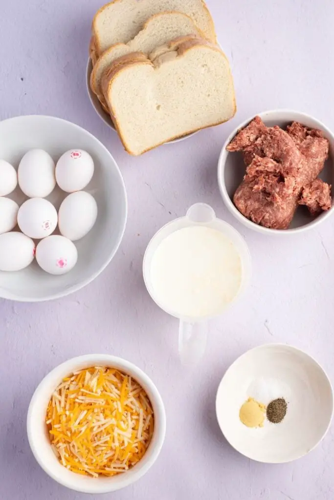 Paula Deen საუზმის კასეროლი ინგრედიენტები: პური, სოსისი, კვერცხი, ყველი, რძე, მდოგვი, წიწაკა და მარილი