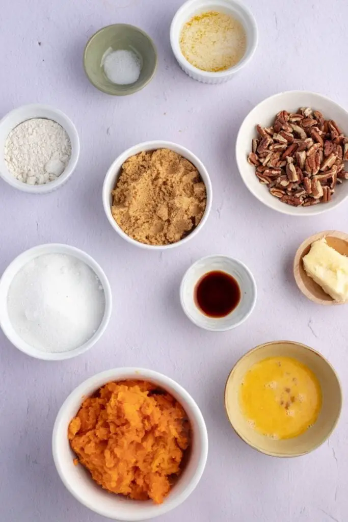 Ingredientes de la cazuela de camote de Ruth's Chris: azúcar, harina, nueces, mantequilla, sal, extracto de vainilla, camote y huevos