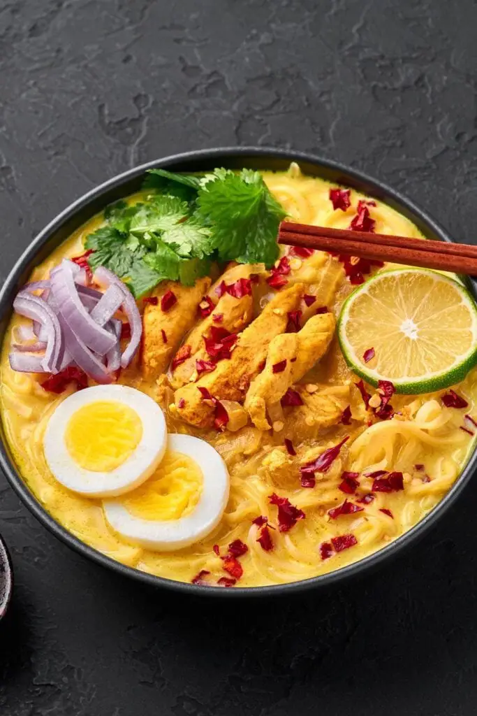 Pollo al curry birmano casero con huevos, lima y cebolla