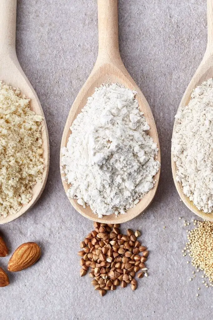 Nhiều loại bột không chứa gluten: Hạnh nhân, hạt và rau dền