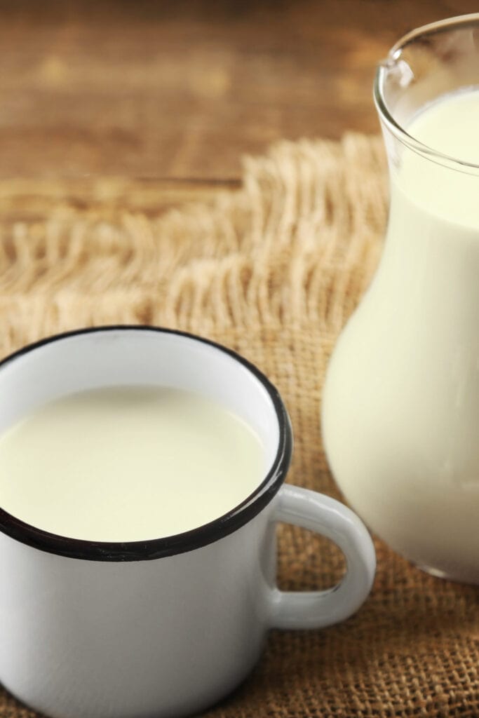 Krämig mjölk i en vit porslinsmugg