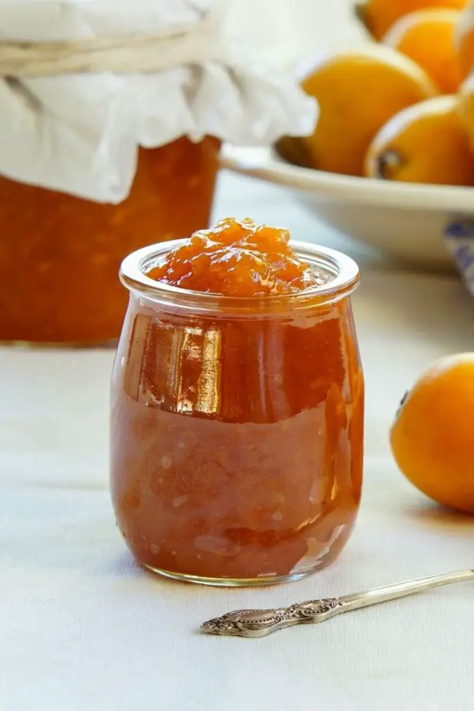 Mermelada de níspero en tarro de cristal
