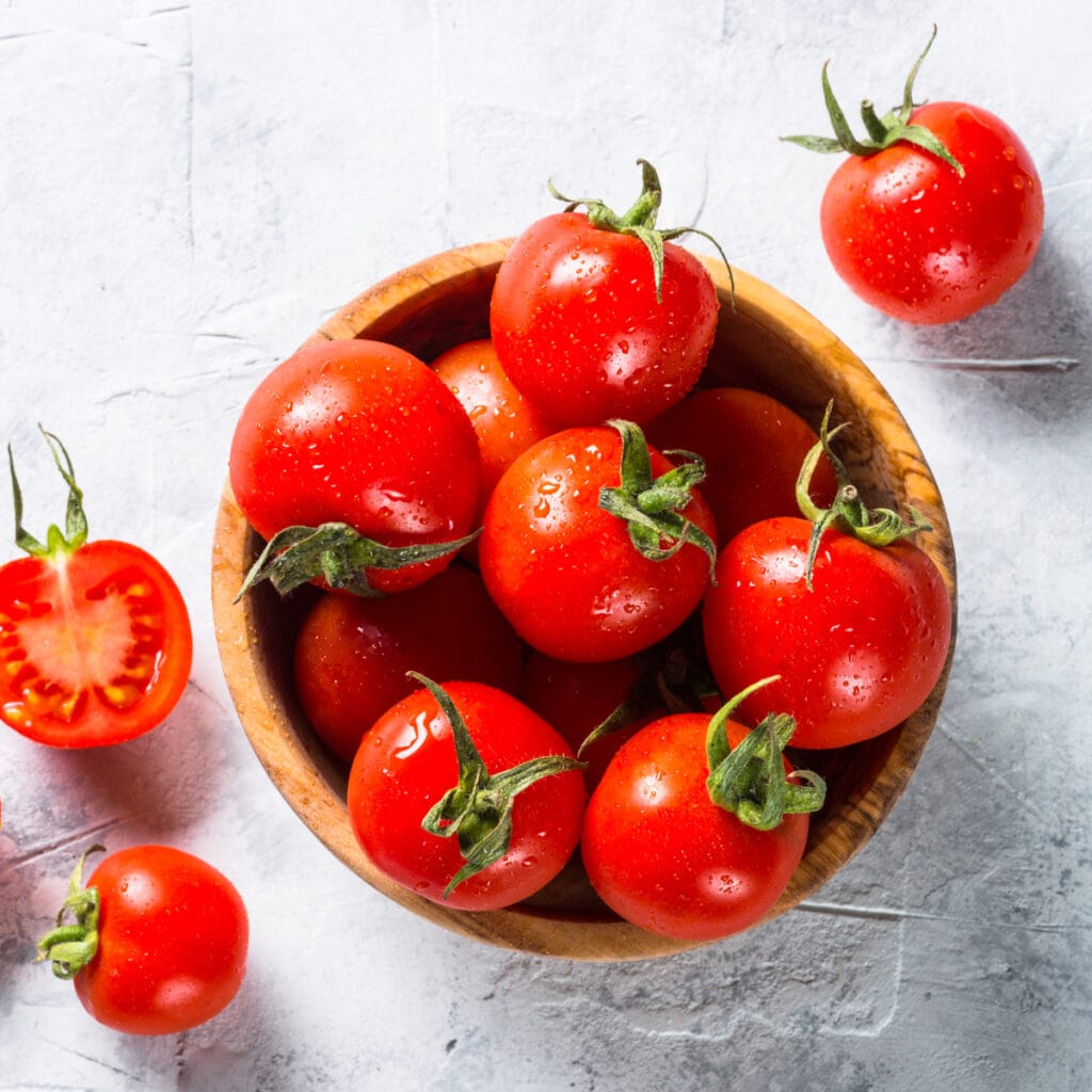 Tazón de tomates frescos