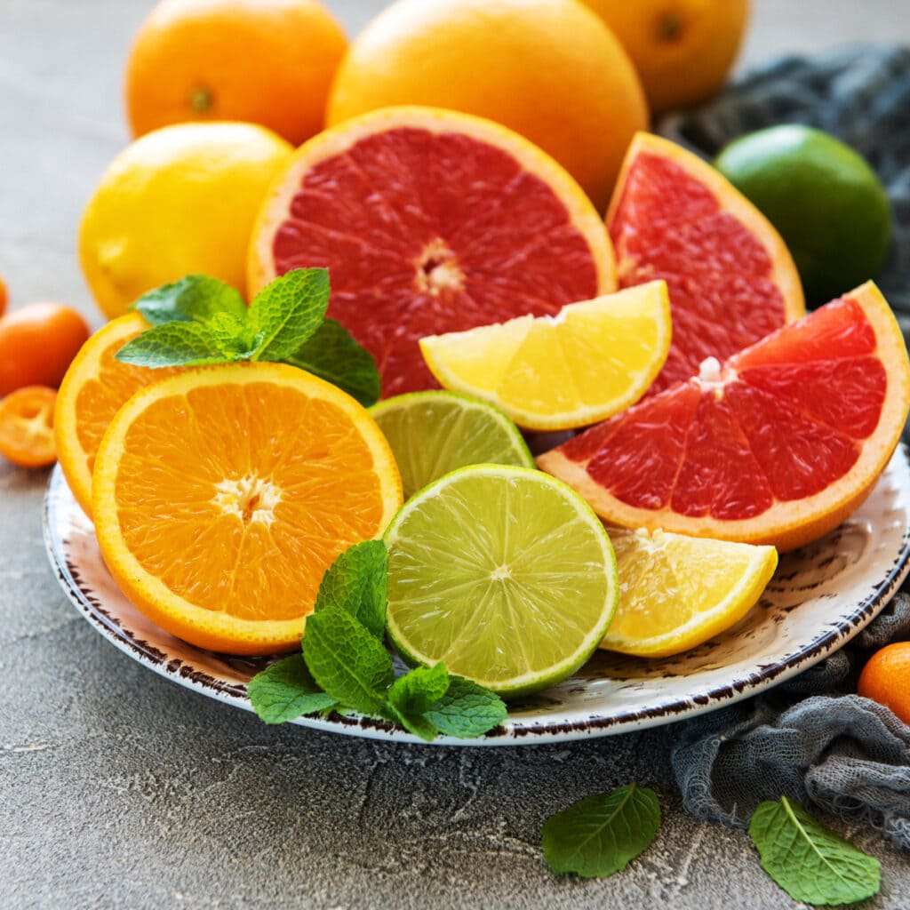 Rodajas de cítricos: naranja, limón y lima
