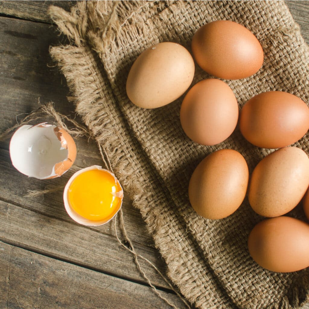 Huevos frescos en una mesa de madera