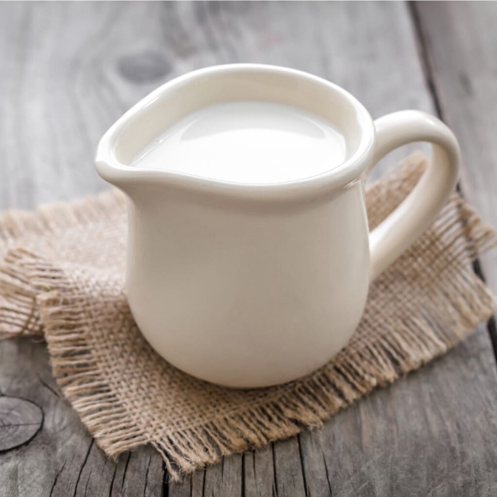 Leche fresca en un recipiente blanco
