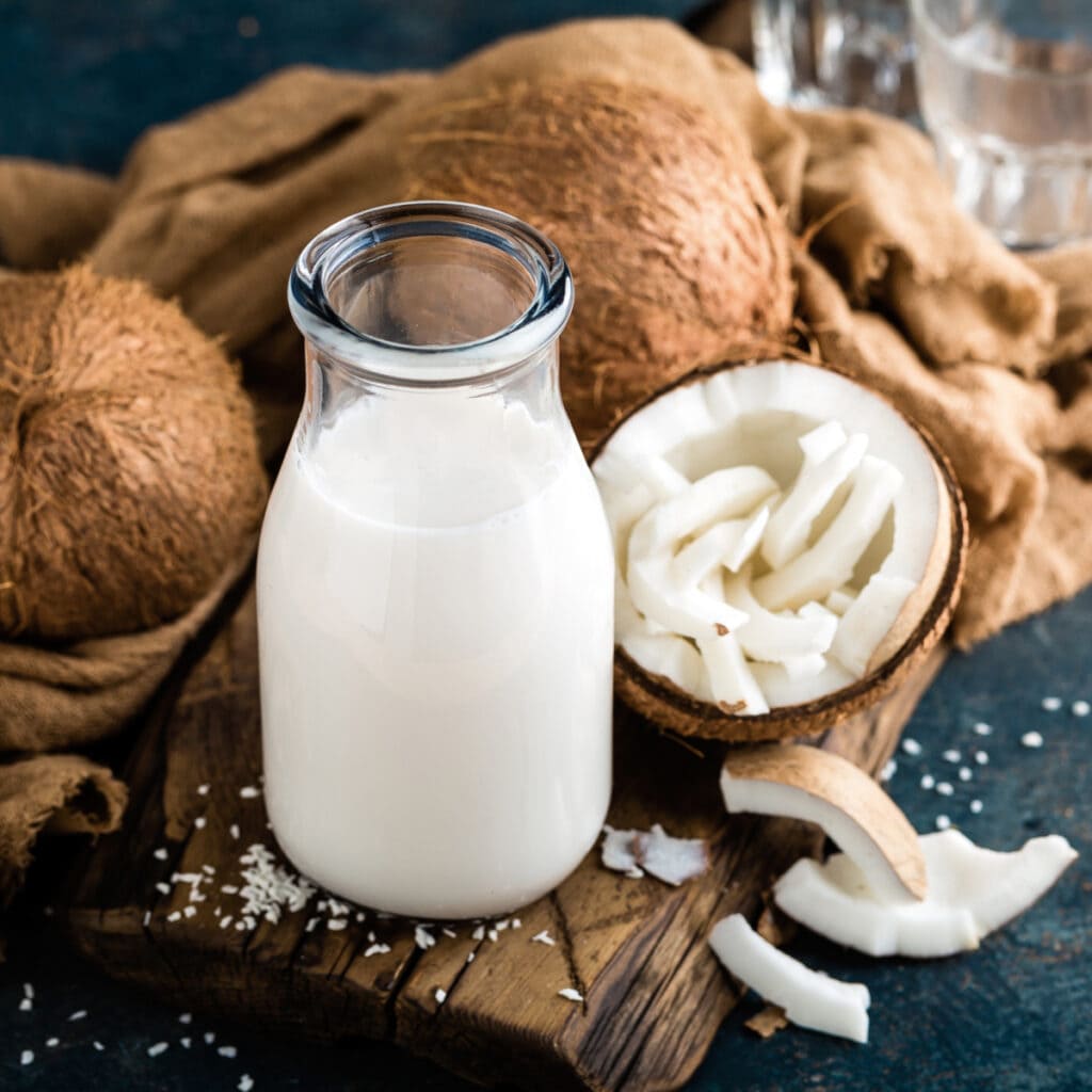 Leche de coco fresca en una botella de vidrio