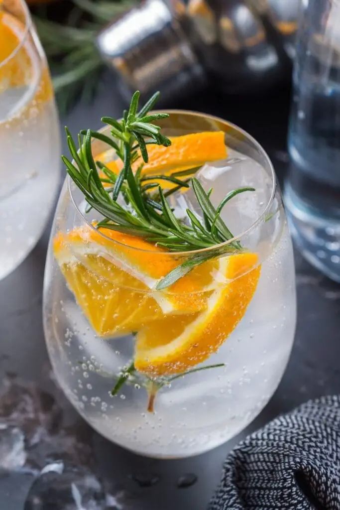 Seltzer duro de naranja en un vaso