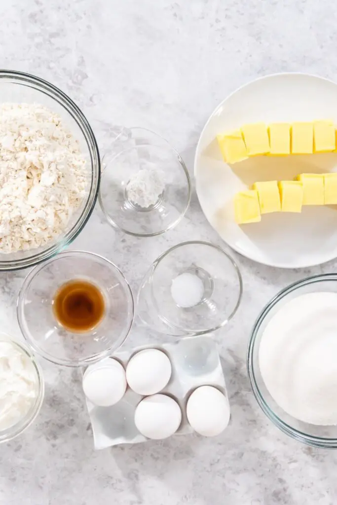 Sarah Lee Sponge Cake Ingredients: butter, powdered sugar, itlog, sour cream, harina, at lemon o vanilla extract