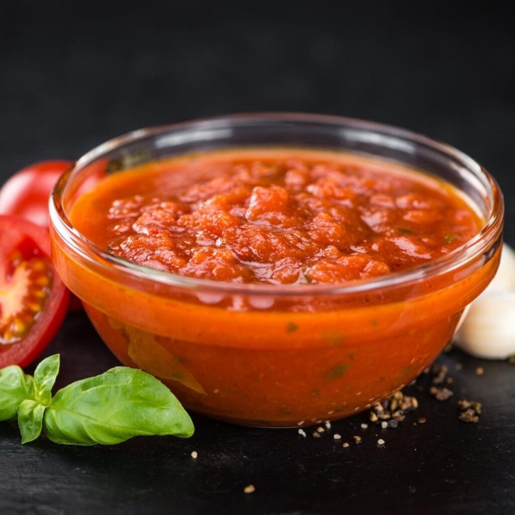 Salsa de tomate picante en un tazón pequeño y transparente
