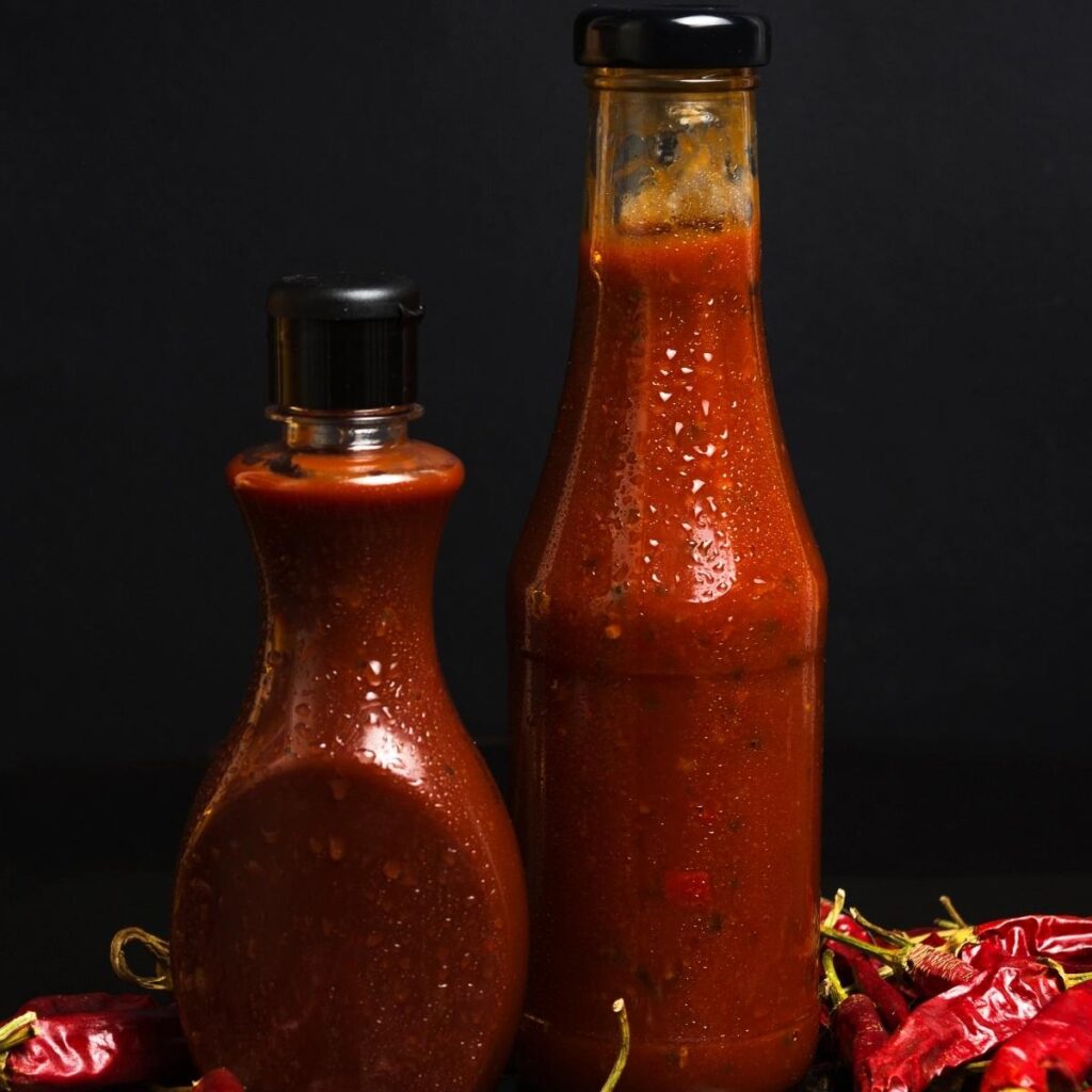 Salsa picante en una botella