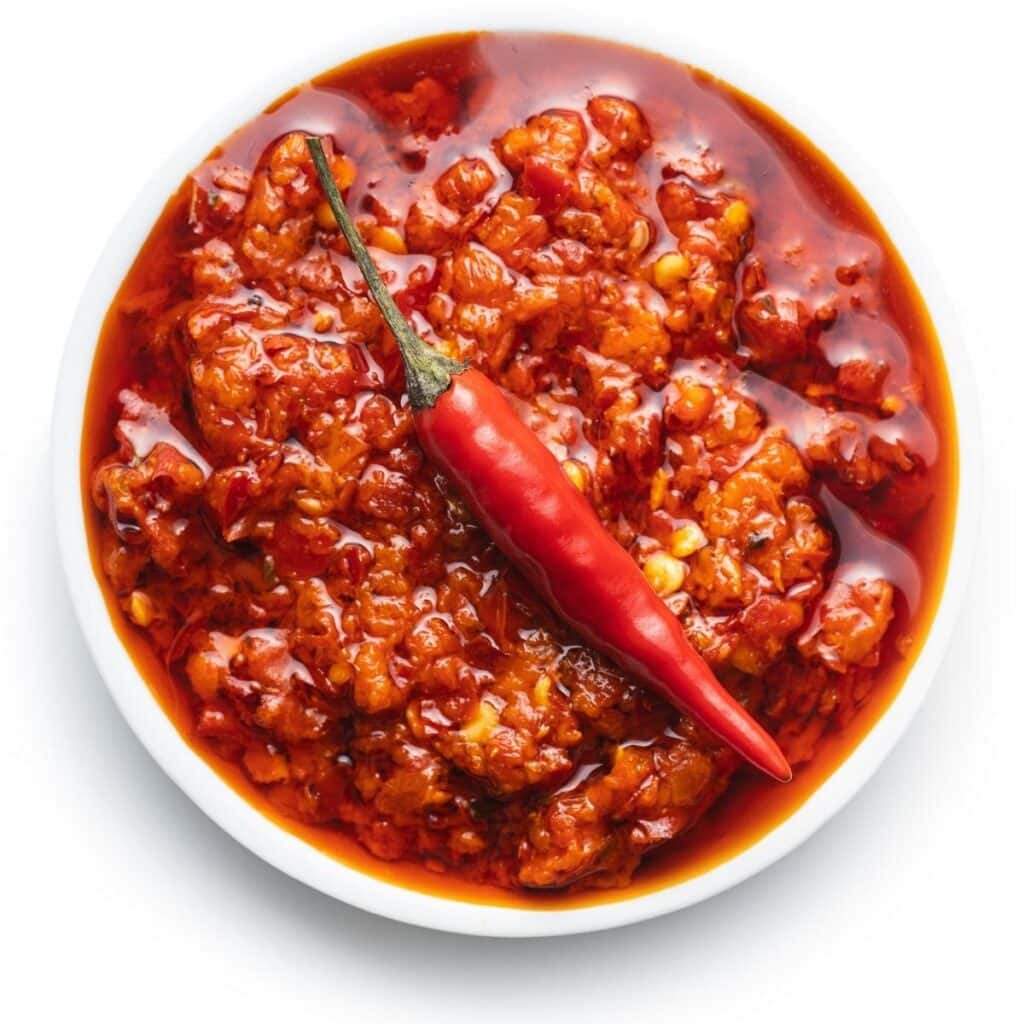Pasta de ajo y chile con chile fresco encima