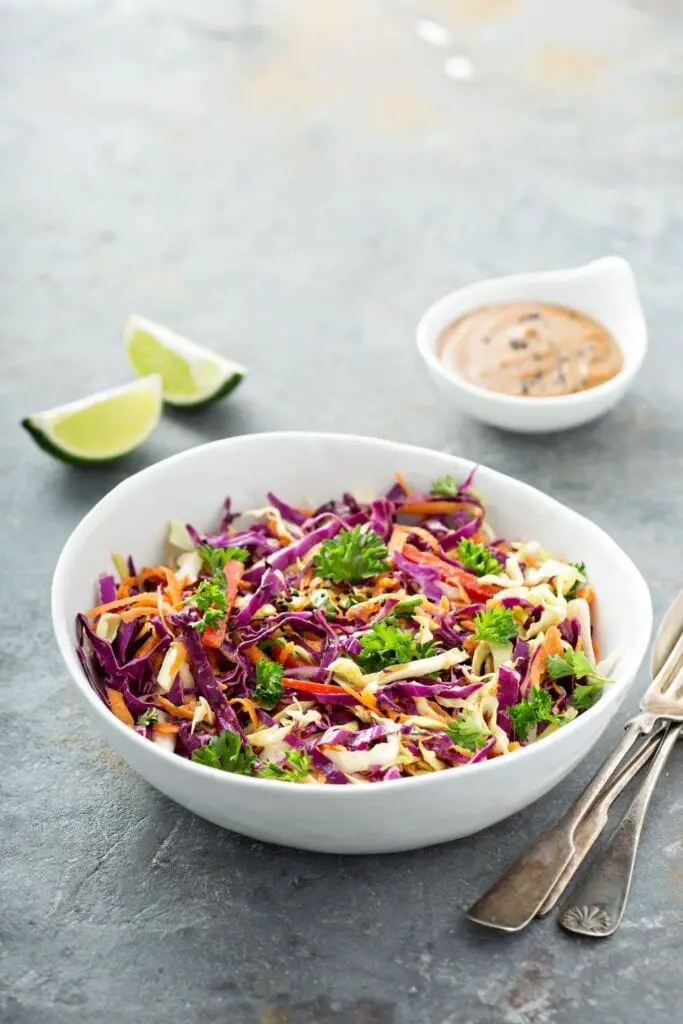 Ensalada Asiática Picada Con Zanahorias Y Col