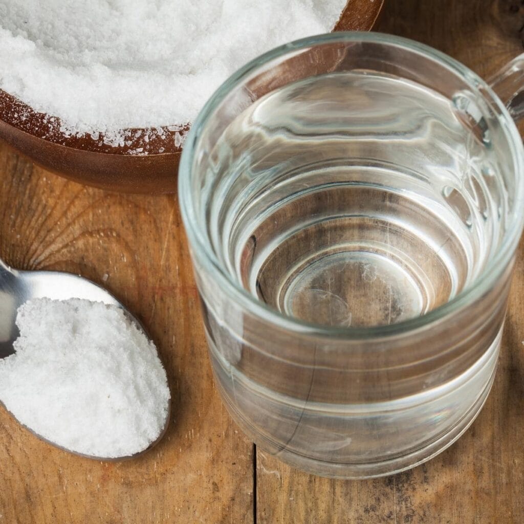 Azúcar y agua en una mesa de madera