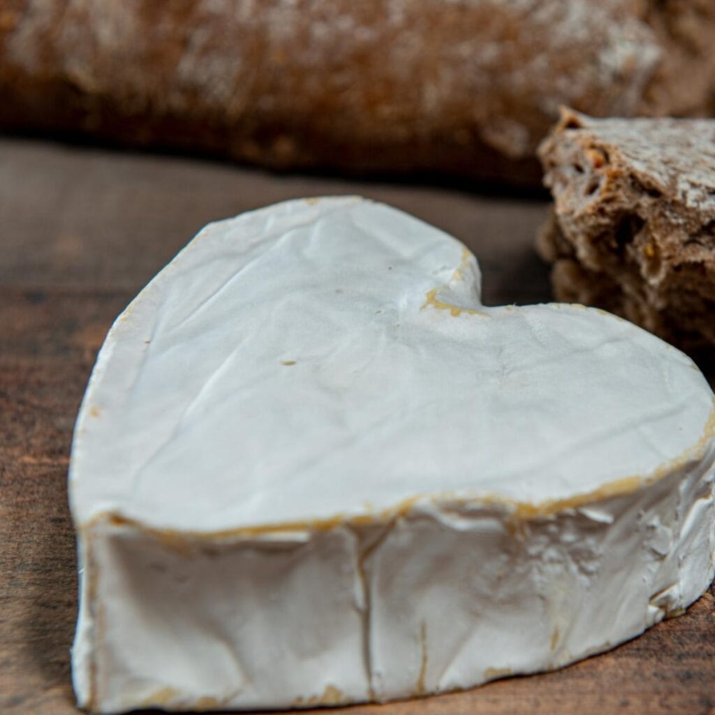 Neufchâtel kaas in de vorm van een hart