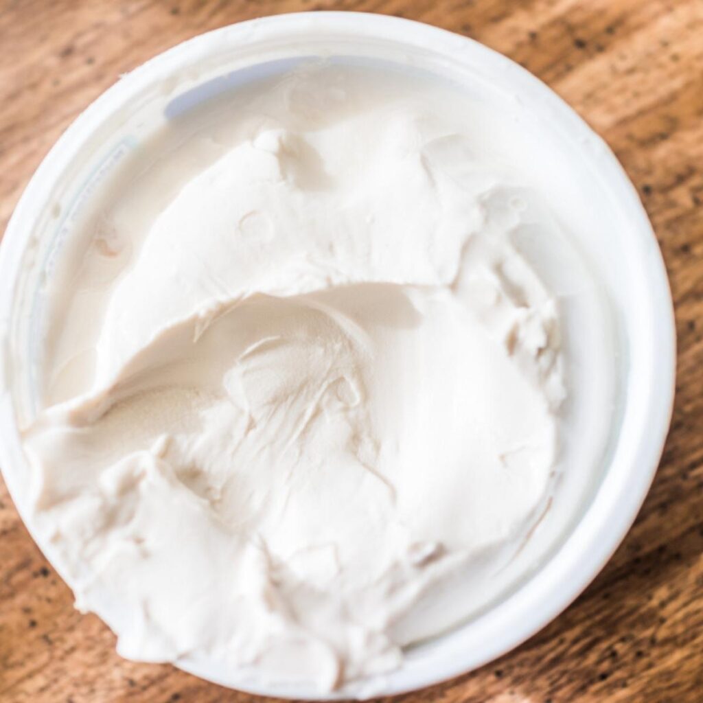 Queso crema vegano en un tazón blanco