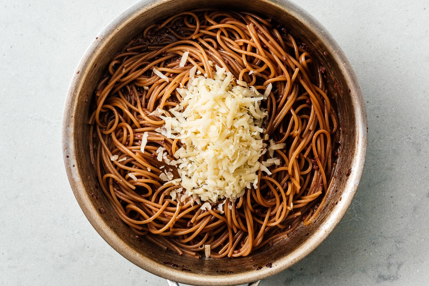 špageti u crnom vinu sa sirom | www.iamafoodblog.com