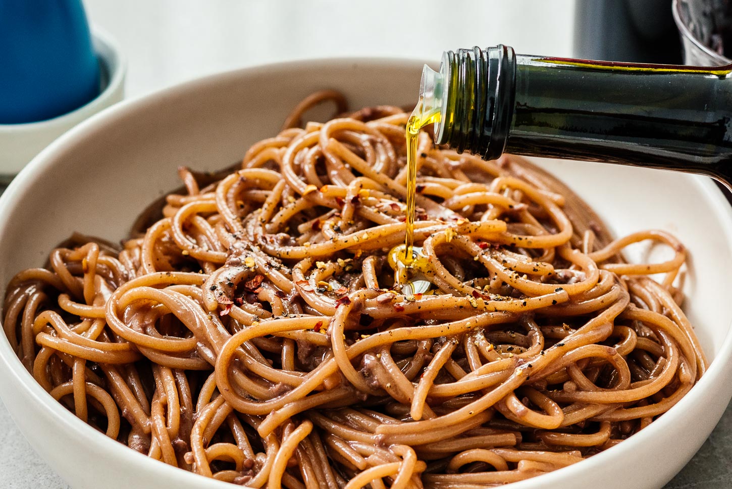 spaghetti w czerwonym winie wykończone oliwą z oliwek | www.iamafoodblog.com