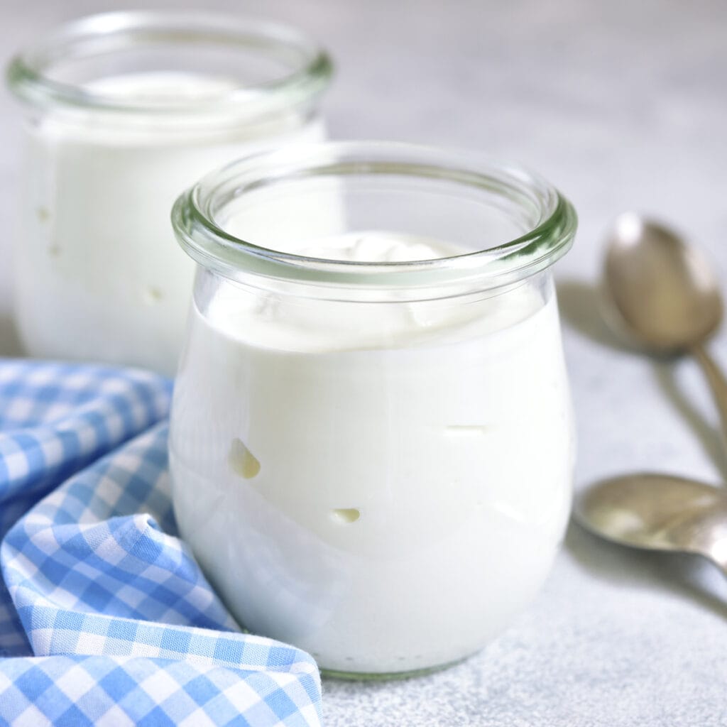 Naturlig økologisk hjemmelavet yoghurt i krukke
