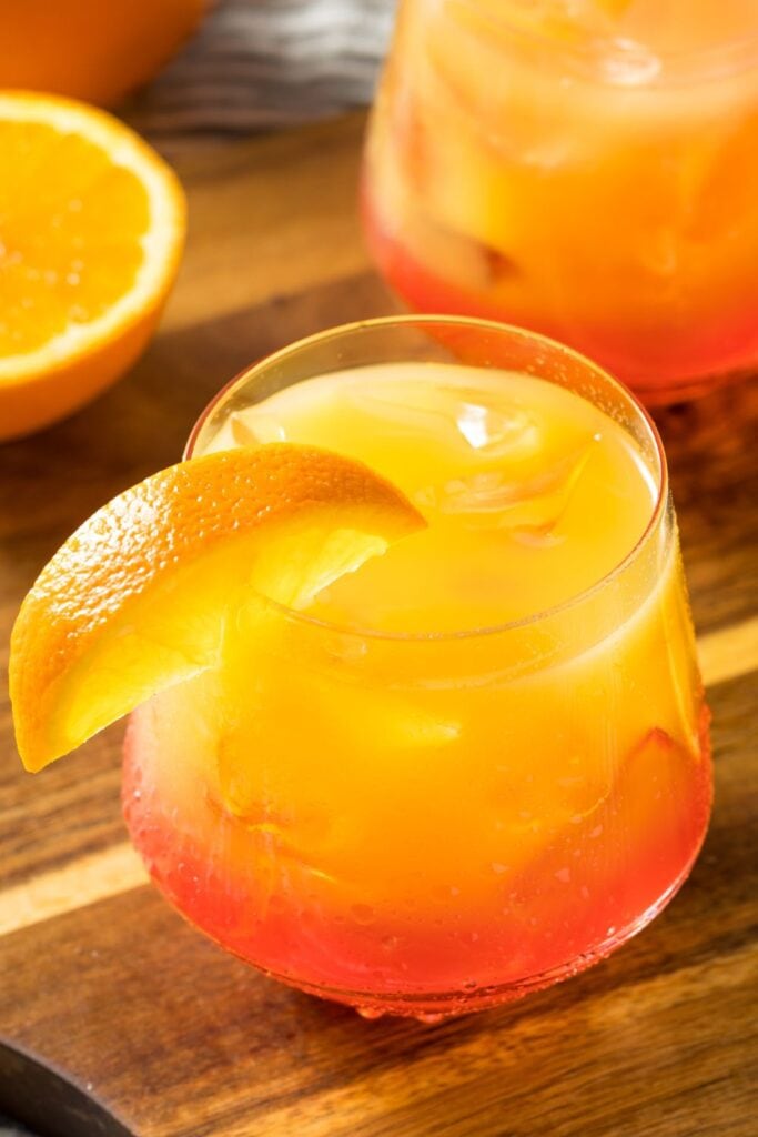 Cóctel Boozy Tequila Sunrise con naranjas