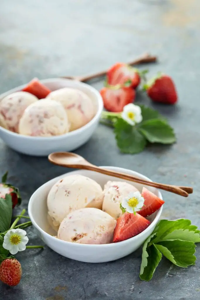 Zoete aardbeiencheesecake-ijs gemaakt met kokosroom