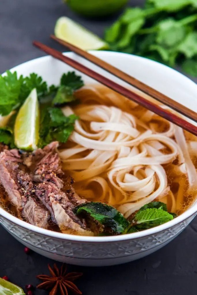 Pho Bo vietnamita con sopa de fideos de arroz y carne de res
