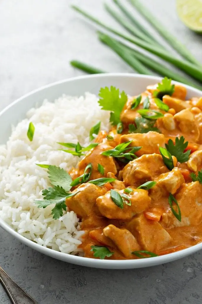 Pollo al curry de anacardos con arroz y hierbas
