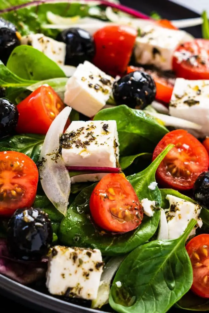Griekse salade met fetakaas, zwarte olijven en tomaten