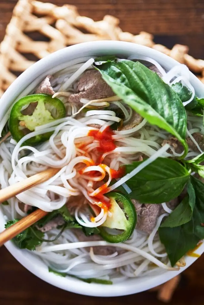 Vietnamese Pho Bo-soep met Shirataki-noedels