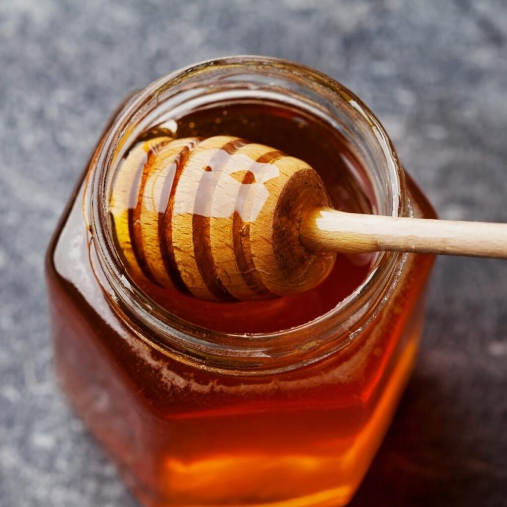 Miel goteando en un tarro