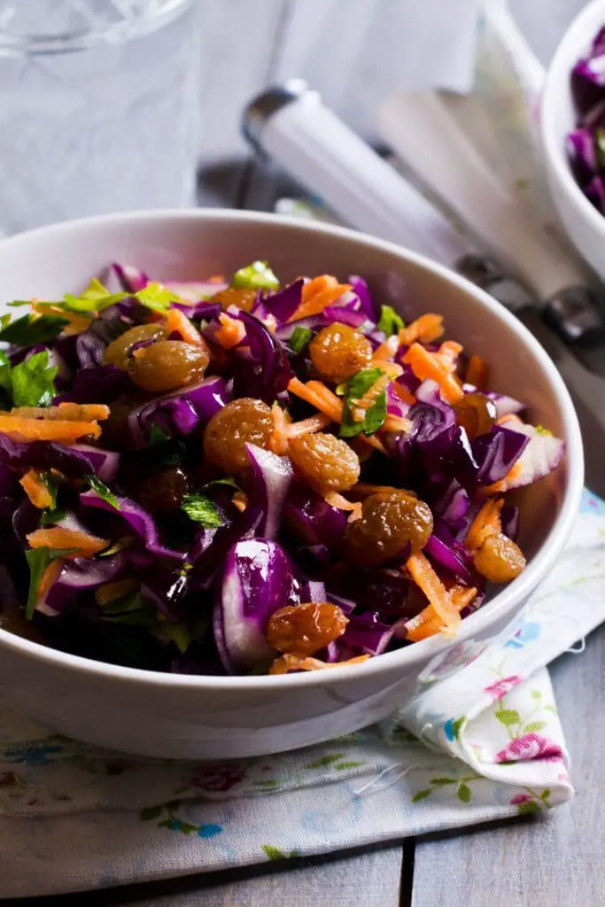 Salad rau với bắp cải, cà rốt và nho khô