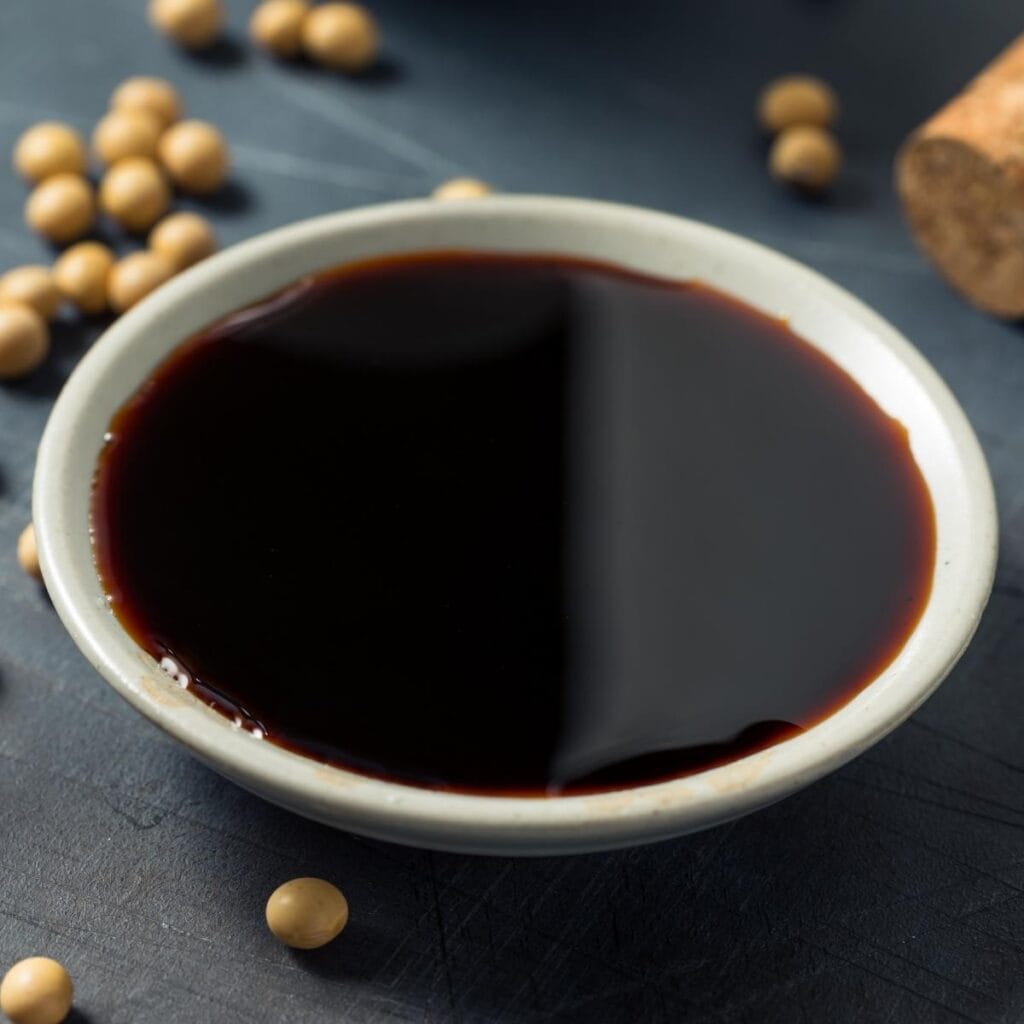 Salsa de tamari en un tazón pequeño blanco