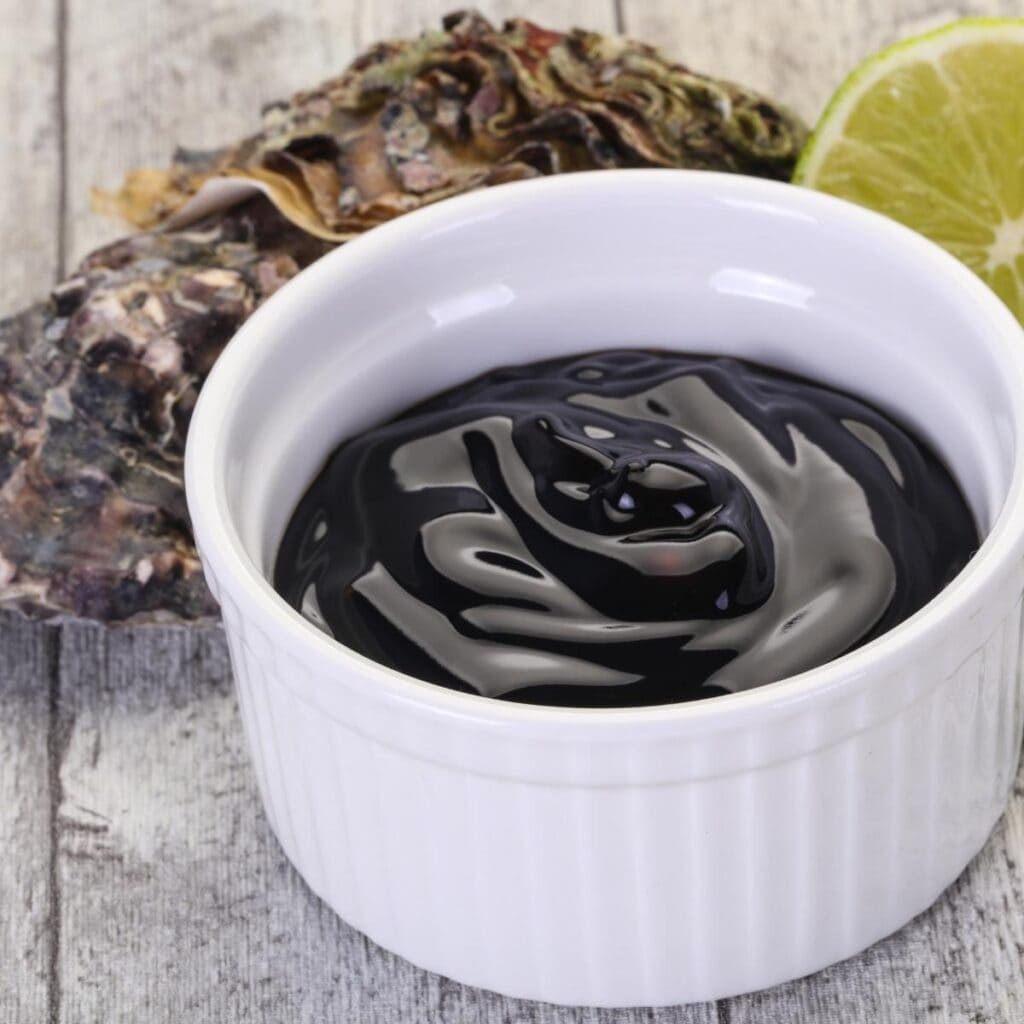 Salsa de ostras en un tazón de cerámica pequeño blanco