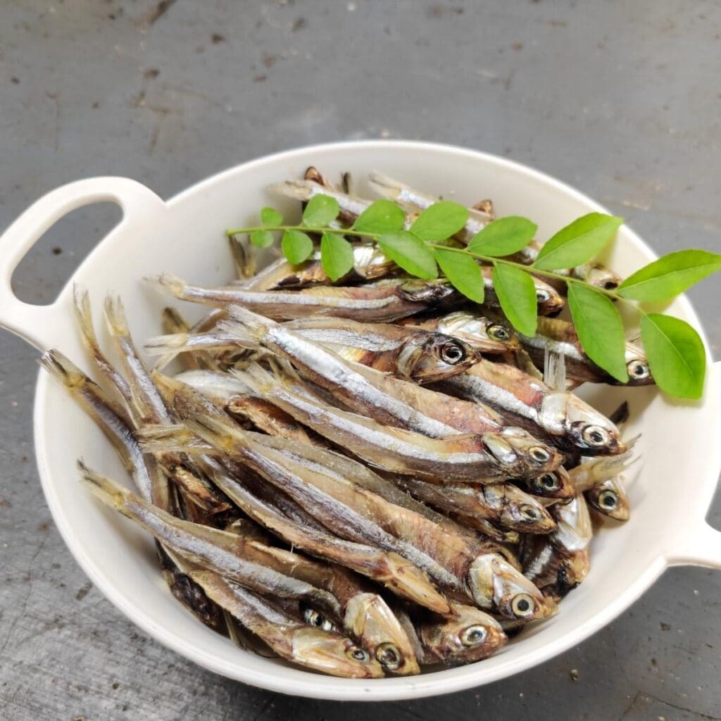 Anchoas secas en un bol