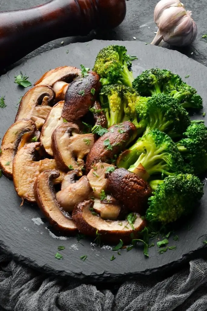 Pritong Shiitake Mushroom at Broccoli