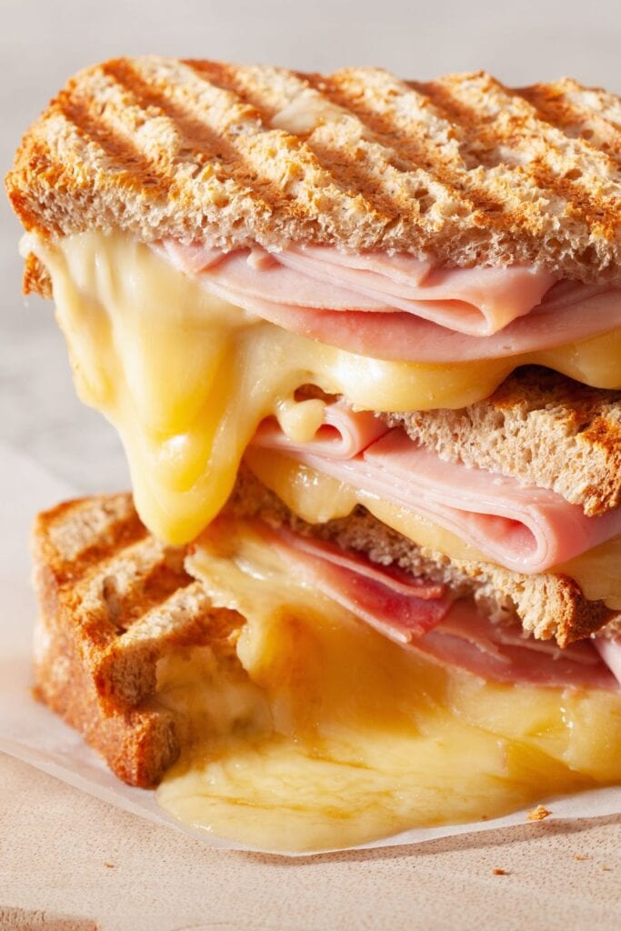 Sándwich de queso provolone con jamón