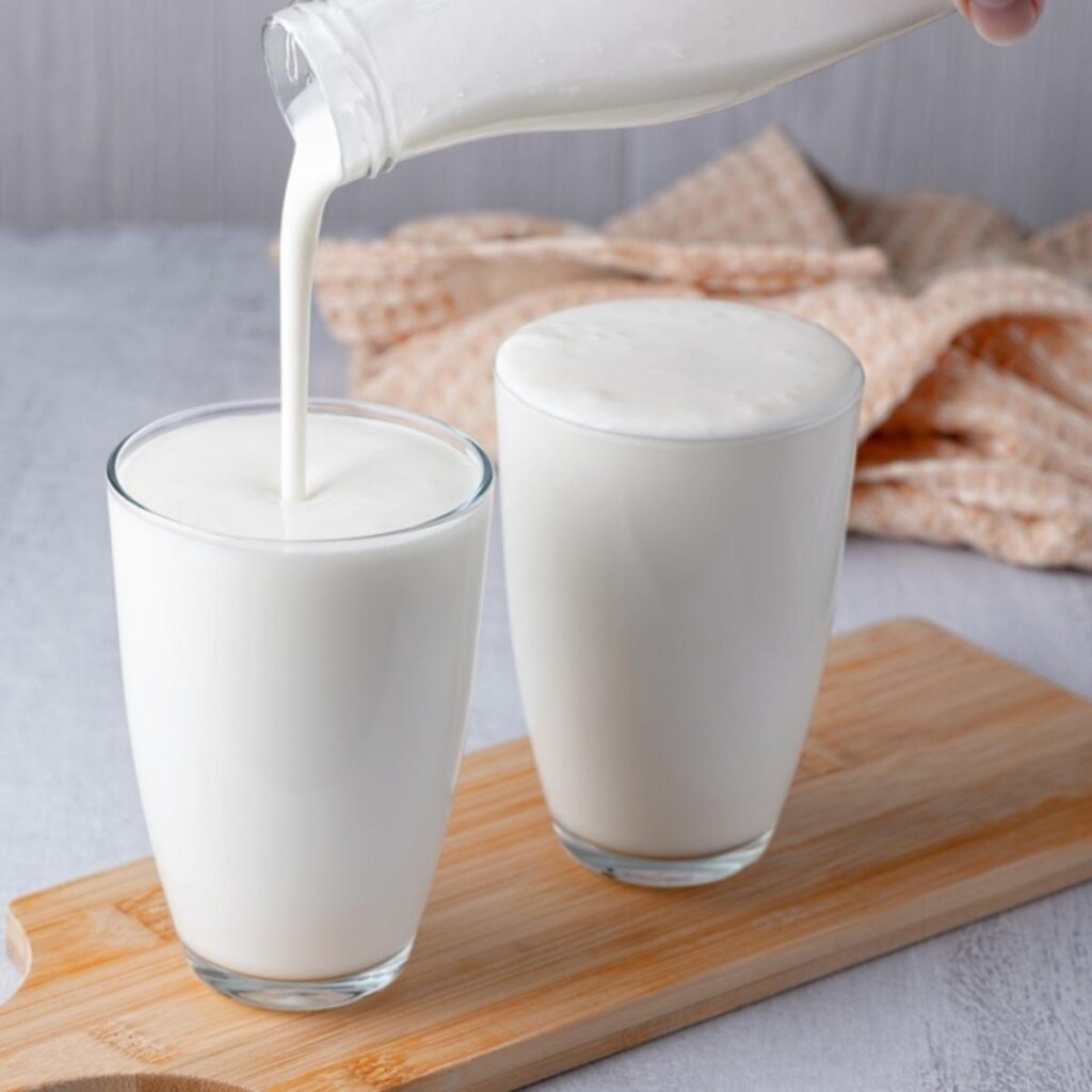 Suero de leche vertido en dos vasos