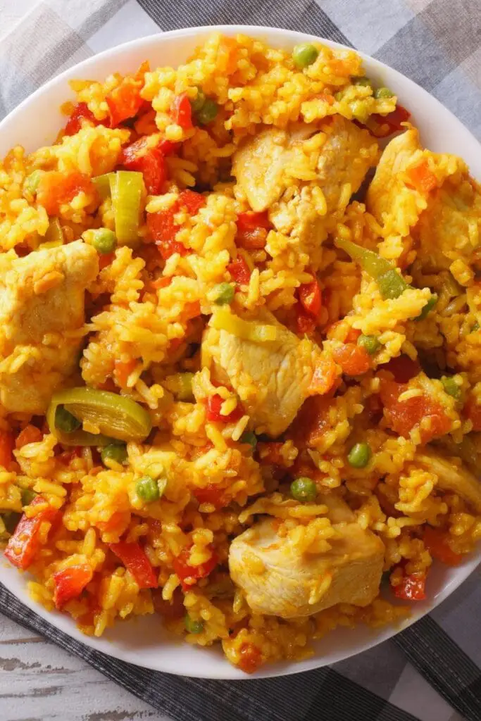 Arroz Con Pollo: rīsi ar vistu un dārzeņiem
