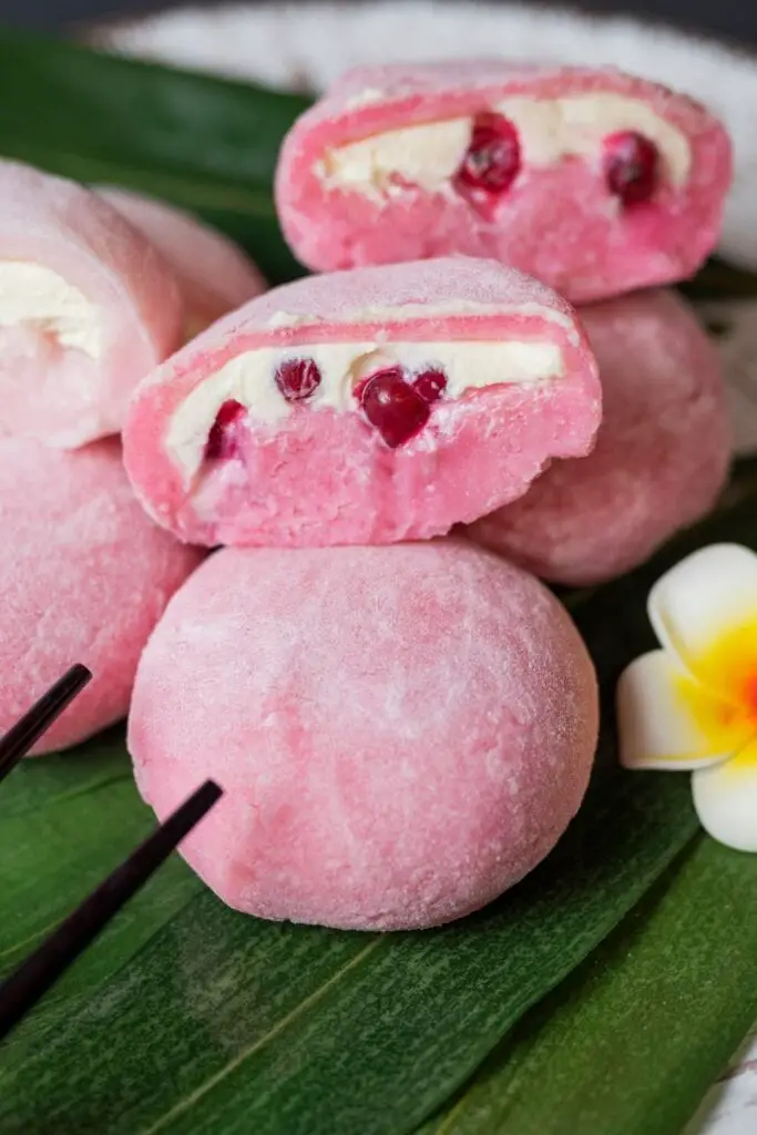 Słodkie różowe mochi z kremem